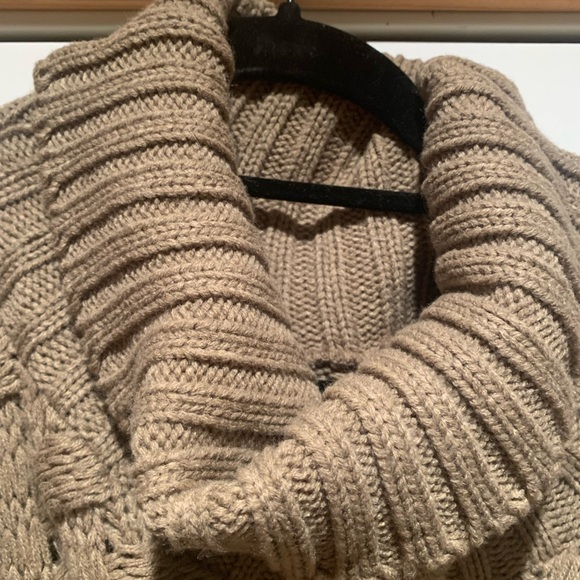 Poncho - Picture 2 of 6